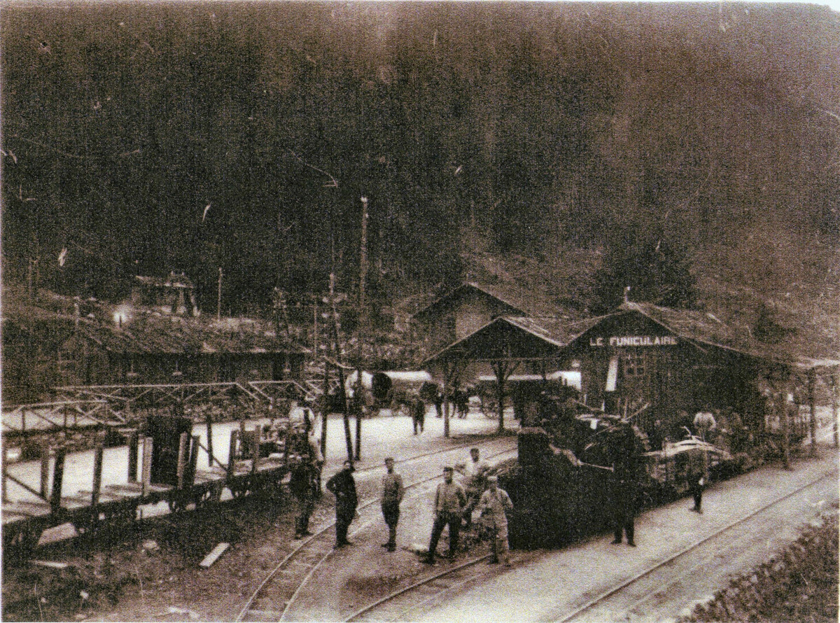 La gare du Tacot du Rudlin au premier plan, et la gare du funiculaire derrière.<br>La voie du funiculaire s'en va vers la gauche. (JB).