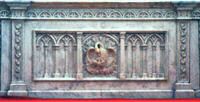La base de l'autel avec le pélican au centre.
