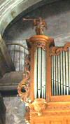 Le côté gauche de l'orgue, surmonté d'un ange à la trompette.