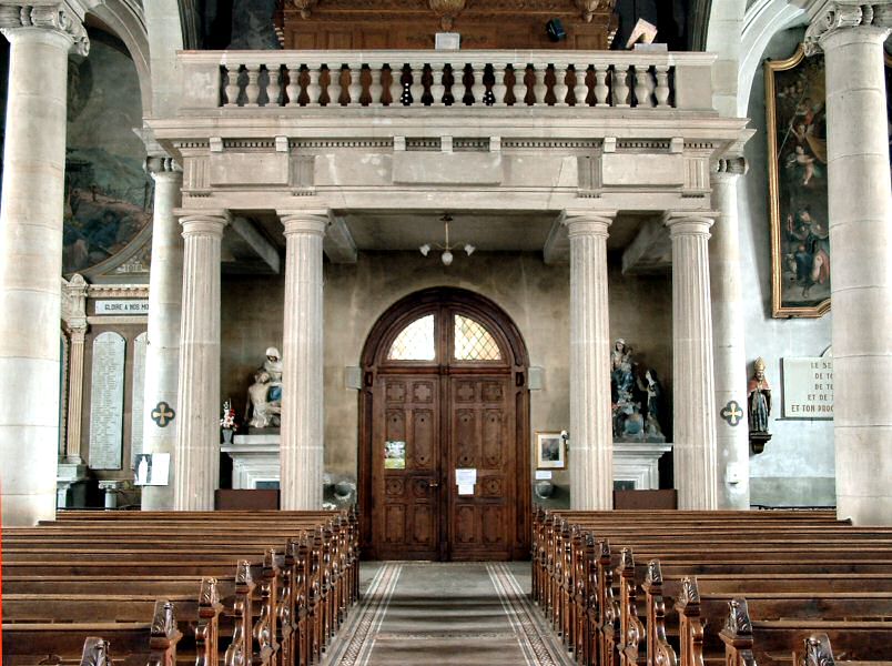 La tribune d'orgues au-dessus de l'entrée.