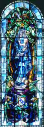 Sainte Vierge tenant l'Enfant Jésus. Les Anges lui présentent le blason de Fraize aux trois roses du chapitre. Il porte la signature du maître verrier Max Ingrand en bas à droite.