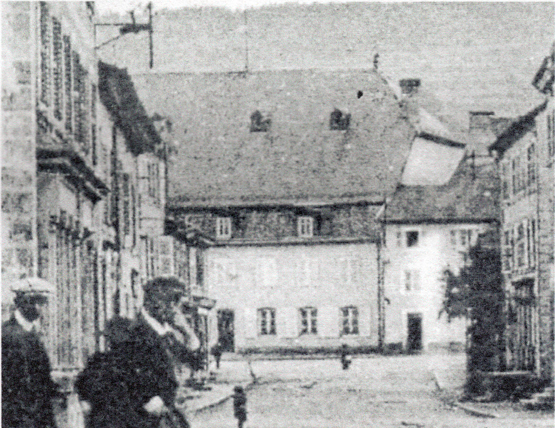 Ancienne vue depuis la rue du Maréchal de Lattre, de la maison Ribeaupierre et accolé à sa droite, l'ancien Hospice.