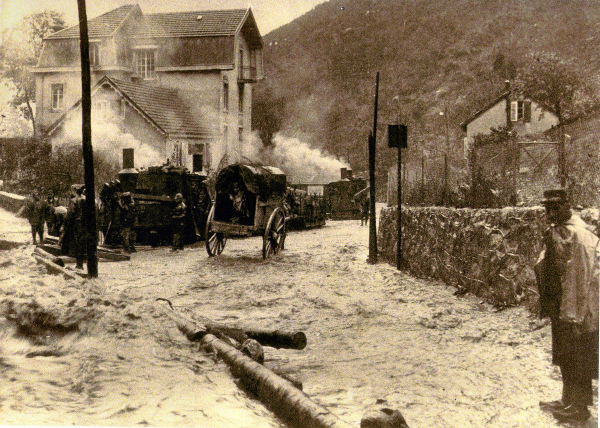 Le Tacot vers Plainfaing, le 5 octobre 1916, passant devant l'hôtel du Rudlin.<br>Noter l'inondation provoquée par la Meurthe. (JB).