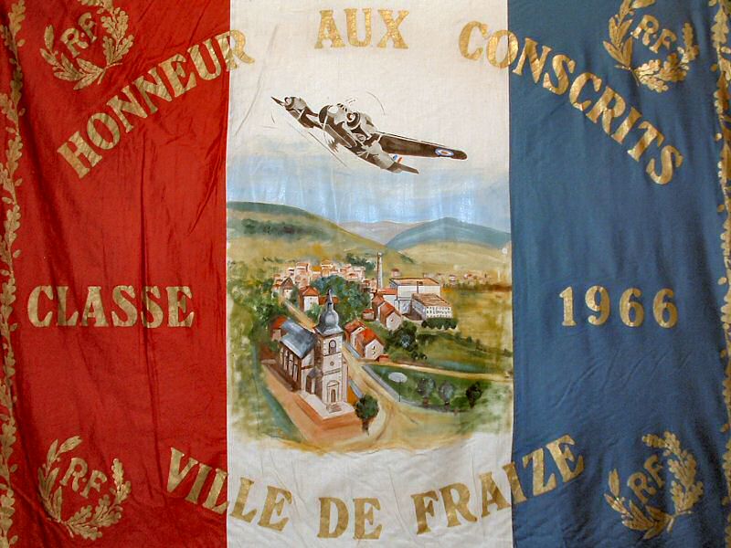 Le drapeau de la Classe 1966 décoré d'une vue de Fraize