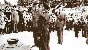 Avec le Général de Gaulle au Mont Valérien.