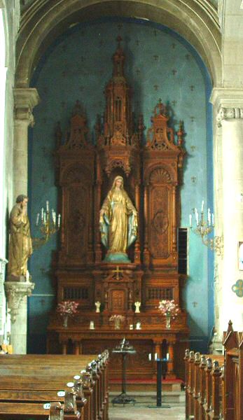 L'autel latéral gauche dédié à Notre-Dame. La statue à gauche est celle de Saint-Joseph