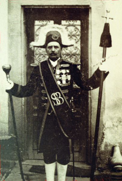 Le dernier suisse, Albert Colson, en grand uniforme, avec les attributs de sa charge.