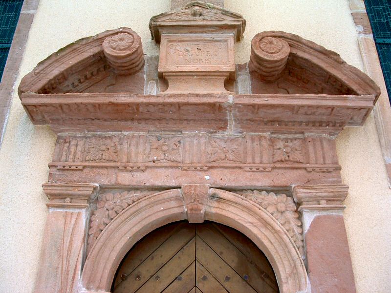Le portail lat��ral Sud�� Vue de face du fronton.