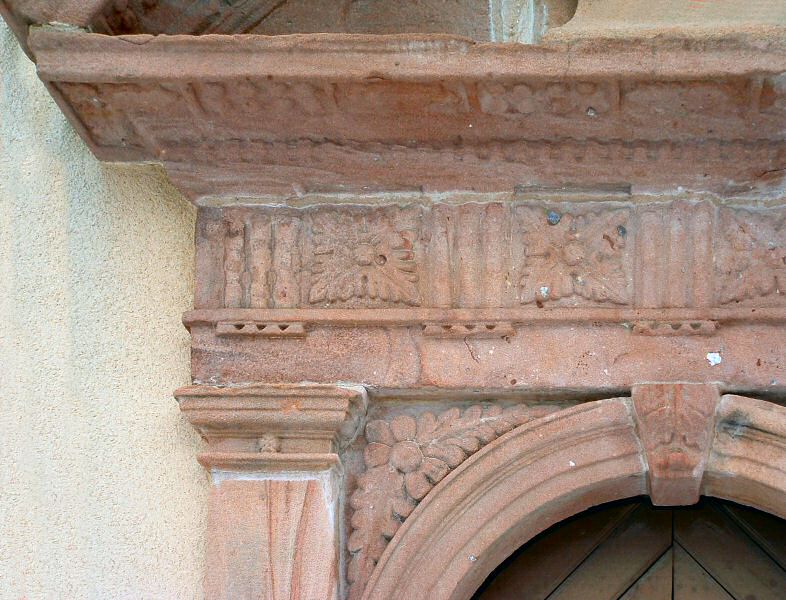 Le portail latéral Sud : Détails d'un écoinçon et de l'entablement.