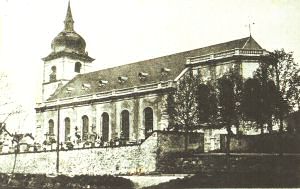 L'église en 1900. À noter des travaux en cours sur le bulbe du clocher. On y distingue un personnage debout.