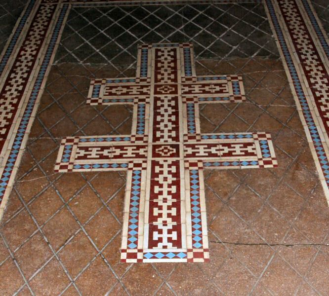 La croix de Lorraine au bout de l'allée centrale, devant le chœur.