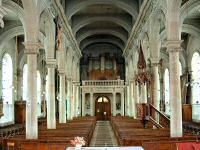 La nef vue du chœur et la grande allée centrale.