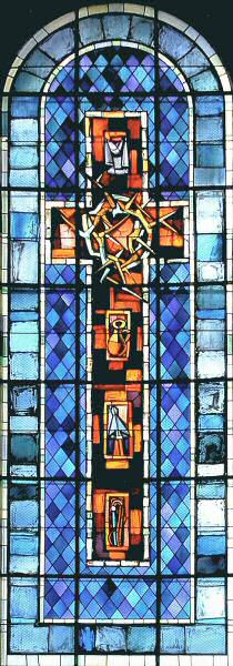 Croix, couronne d'épines et instruments de la passion : fût, lance, lanières