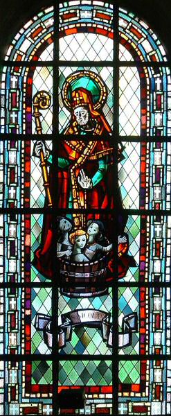 Saint-Nicolas avec crosse bénissant trois enfants dans un saloir