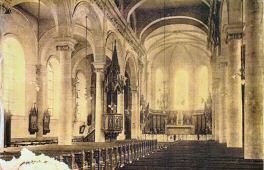 Vue des vitraux : Extrait d'une carte postale d'entre 1929 et 1944. L'éclairage éléctrique a été installé. On distingue une partie de silhouette sur le vitrail qui est au coin de l'autel de Notre-Dame, alors que les autres semblent vides.