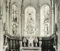 Vue des vitraux : Extrait d'une carte postale d'entre 1923 et 1925. Le vitrail central, derrière le maître autel, est caché par un grand lustre à pendeloques.