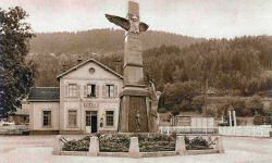 La place de la Gare avec le monument aux morts, donc après 1929