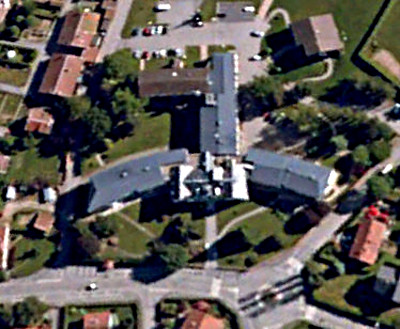 L'hôpital local moderne, vue satellite.