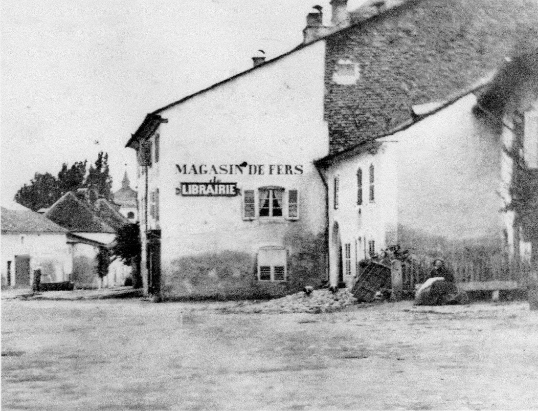 La maison de Joseph Deloisy porte l'inscription Magasin de Fer<br>
		La petite maison à droite qui appartenait à un certain Nicolas Aubert 
		a été détruite en 1870, pour faciliter l'accès à l'hospice.