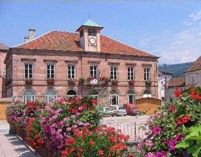 La Mairie aujourd'hui, vue depuis le pont fleuri sur la Meurthe.