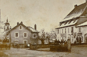 À droite, la propriété Masson-Wald au début du XXème siècle, vue vers l'ouest.