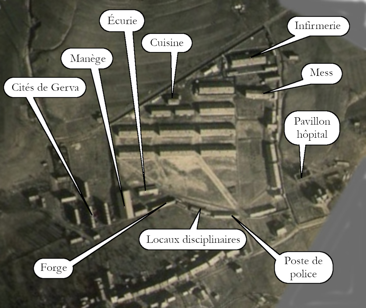 Vue aérienne prise par l'aviation allemande en 1918 sur laquelle on observe que tous les bâtiments prévus ont bien été construits avec en plus le Mess et le pavillon de l'Hôpital.</br>Source JC F<span class=