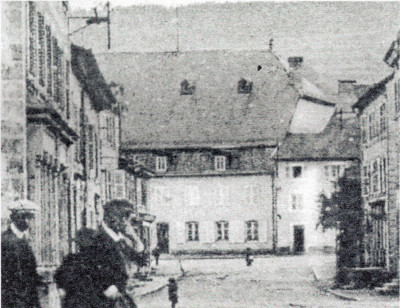 Ancienne vue depuis la rue du Maréchal de Lattre de la maison Ribeaupierre et, accolé à sa droite, l'ancien Hospice.